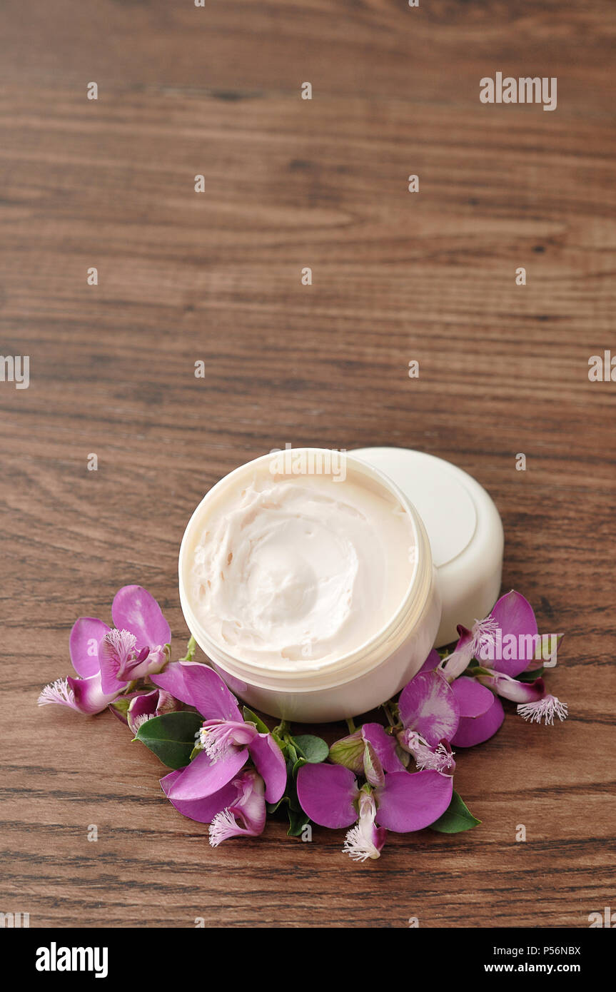 Une baignoire de la lotion pour les afficher avec petit fleurs violettes Banque D'Images