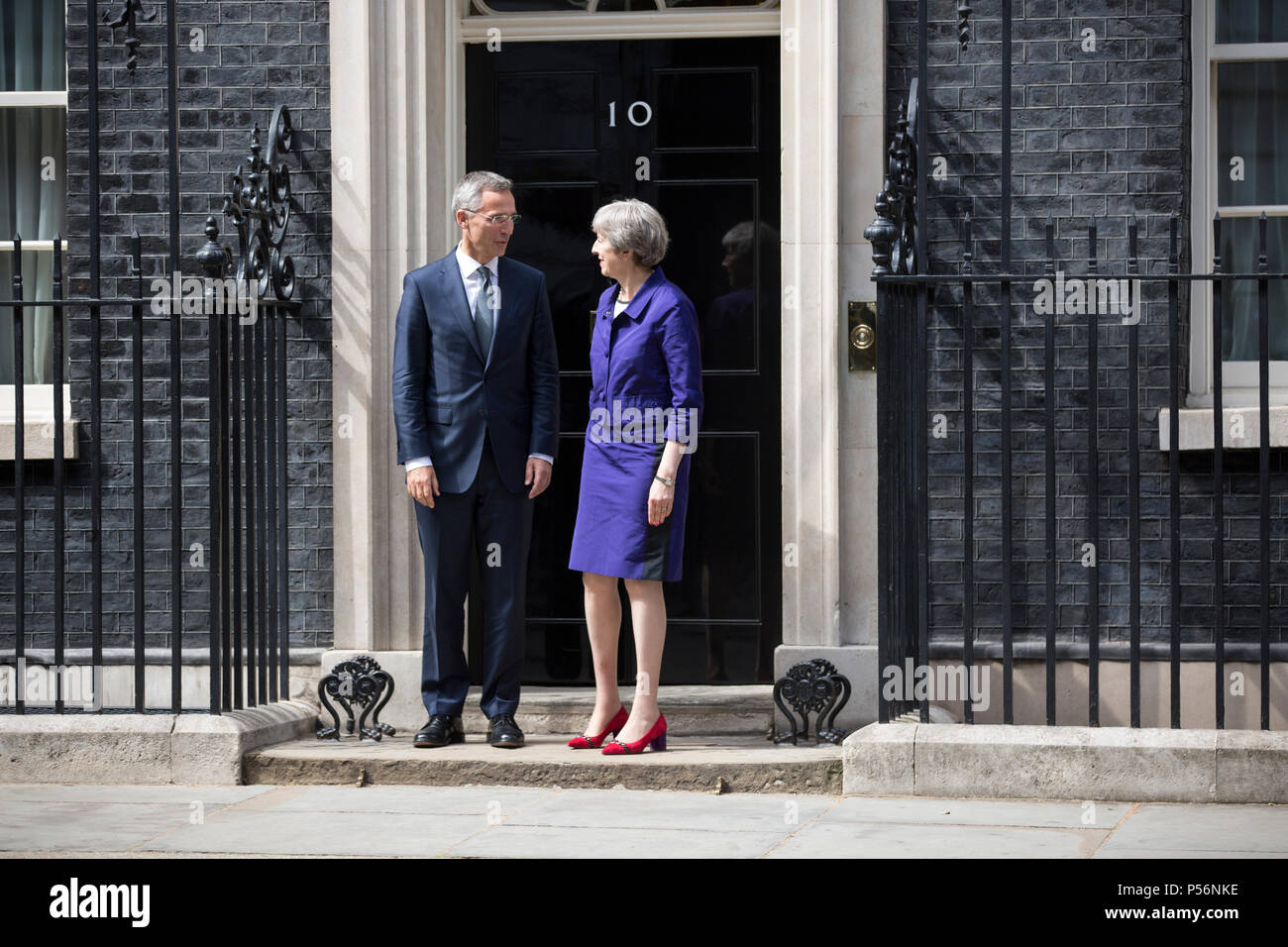 Theresa May, Premier Ministre du Royaume-Uni, photographiée au n° 10 Downing Street, au cours d'une visite de Jens Stoltenberg, le Secrétaire général de l'OTAN. Banque D'Images