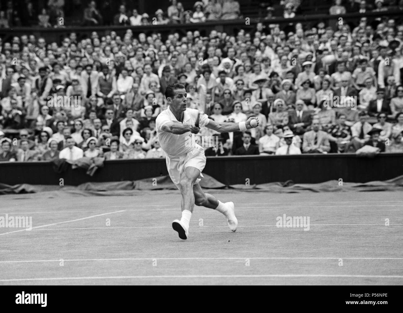 Au cours de l'action des célibataires hommes Wimbledon Lawn Tennis Championships. Juin 1953. Banque D'Images