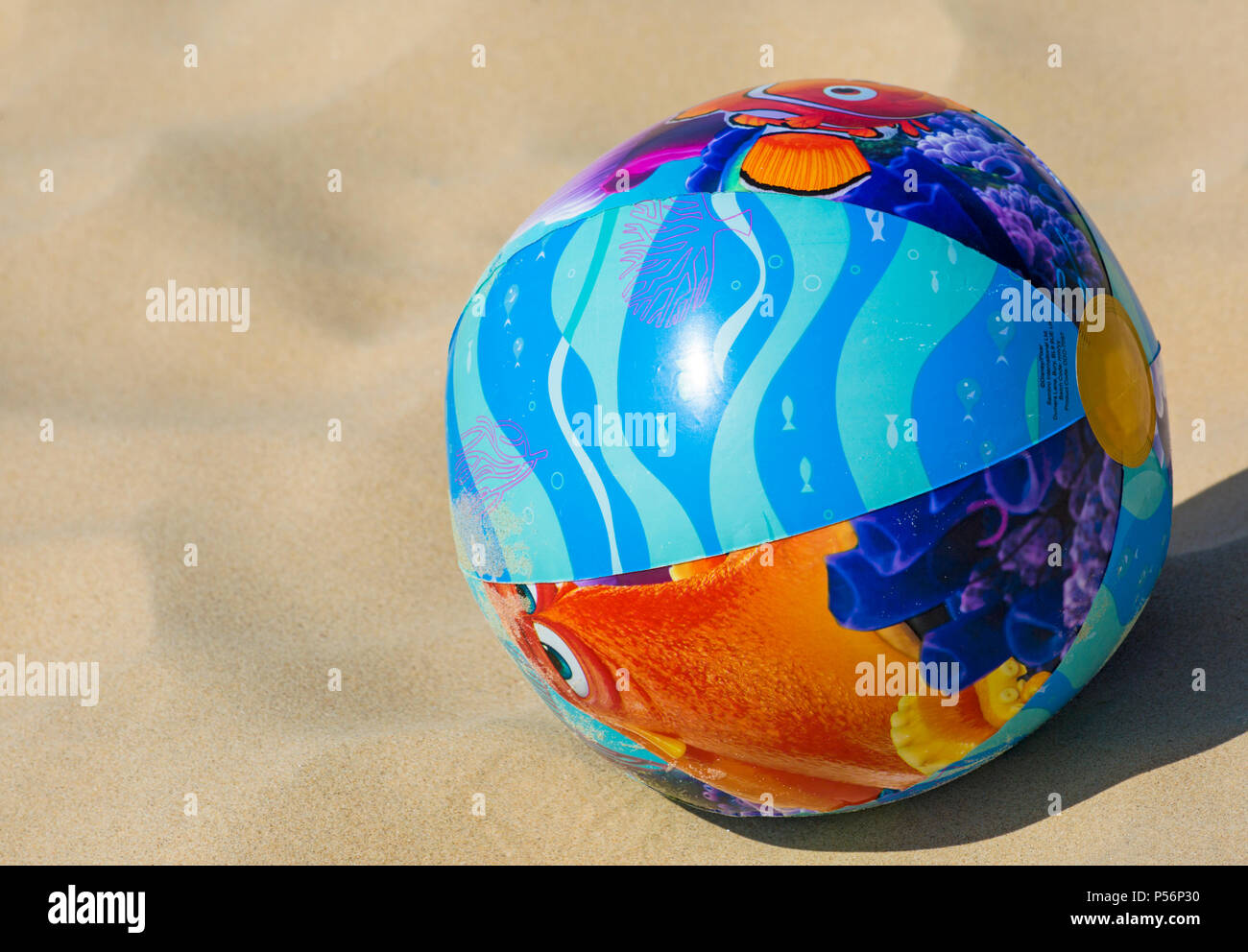 Ballon de plage sur le sable à la plage de Bournemouth, Dorset, Royaume-Uni le jour ensoleillé chaud en Juin Banque D'Images