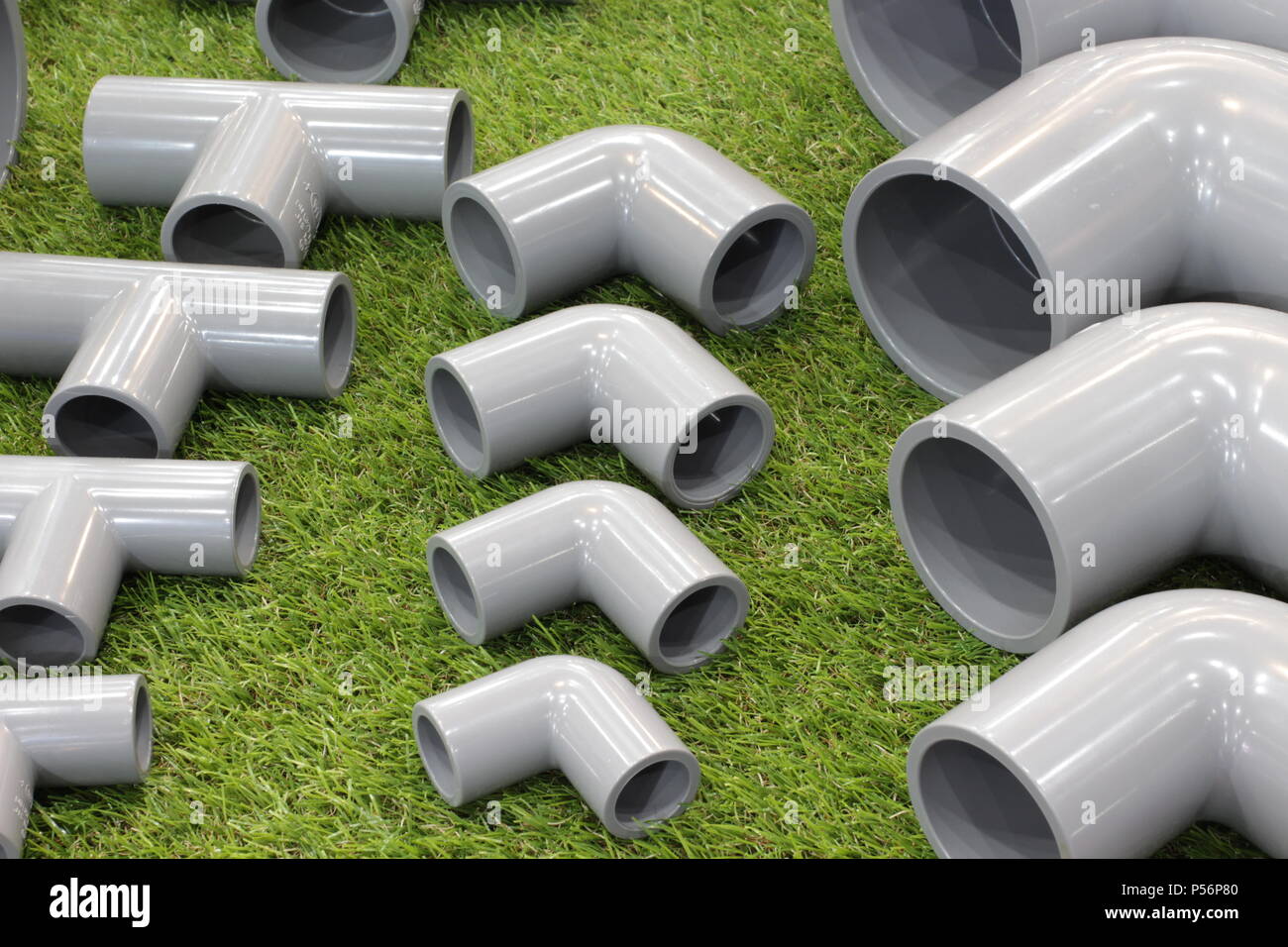 Coude et raccords de tuyaux en PVC à trois connecteurs pour tuyauterie de  plomberie et travaux Photo Stock - Alamy