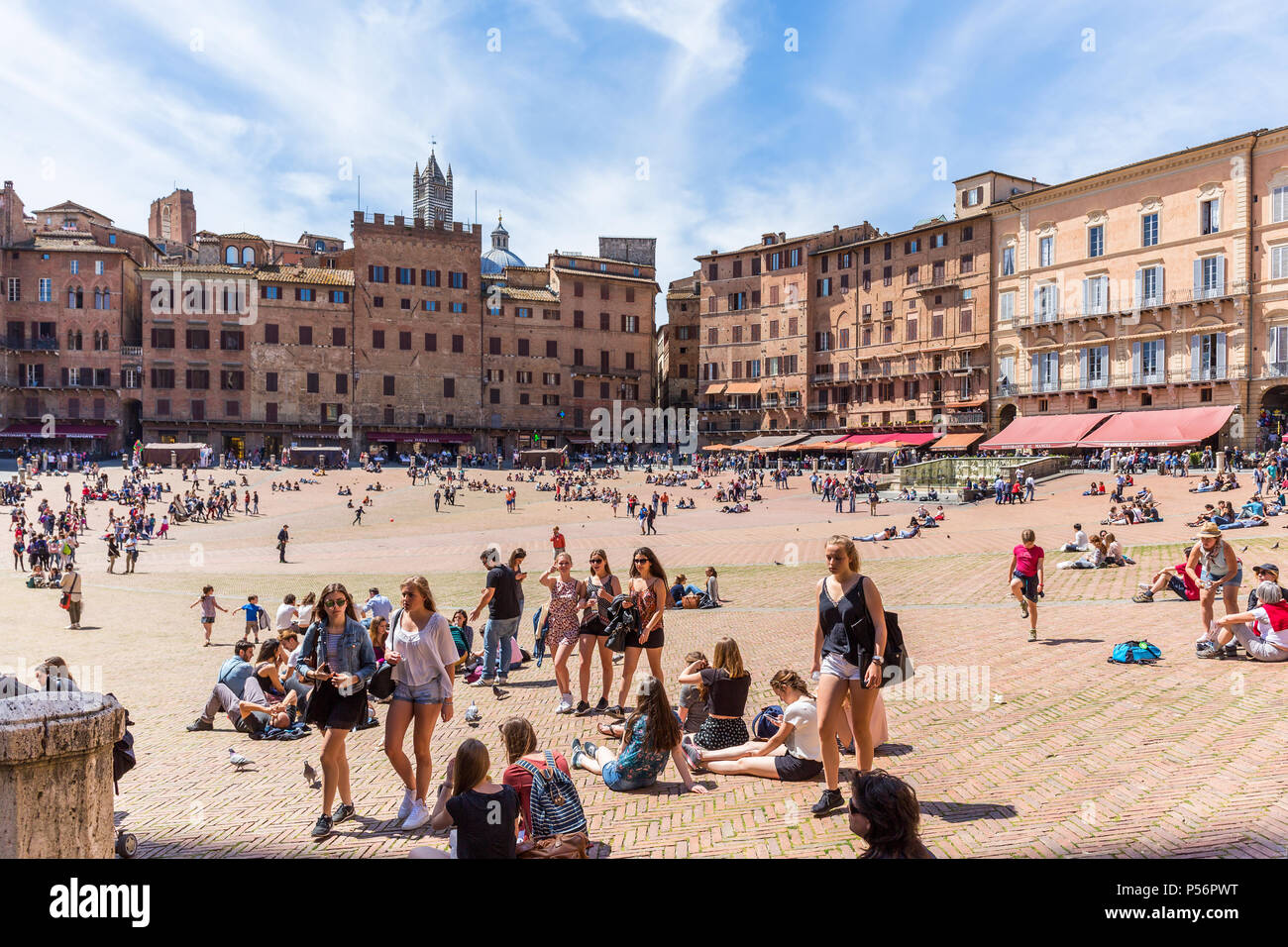 Les gens sur la Piazza del Campo à Sienne, Italie Banque D'Images