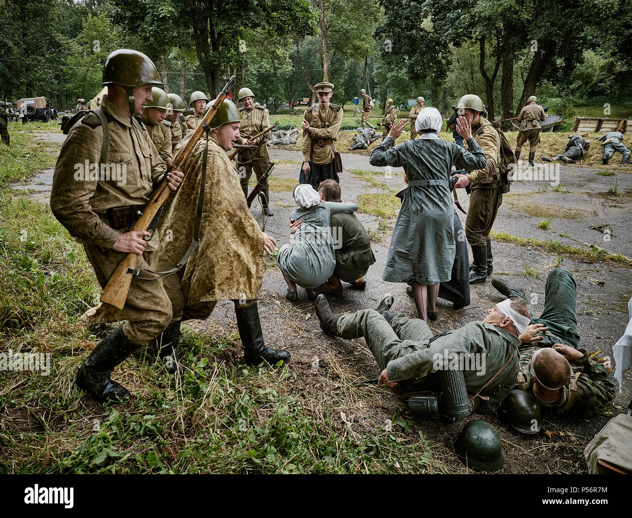 De Vitebsk. République du Bélarus-23.06.2018:la reconstruction des événements de la seconde guerre mondiale. Un détachement de soldats soviétiques prend prisonnier un groupe o Banque D'Images