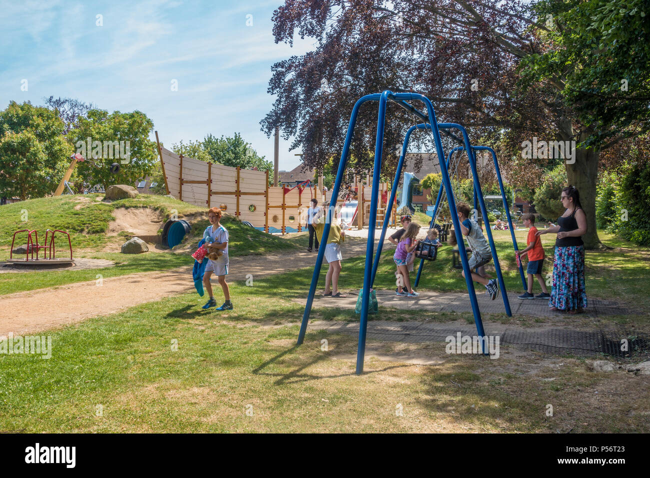 Enfants jouant dans l'aire de jeux à Clewer Memorial Recreation Ground à Windsor, Berkshire, Royaume-Uni Banque D'Images