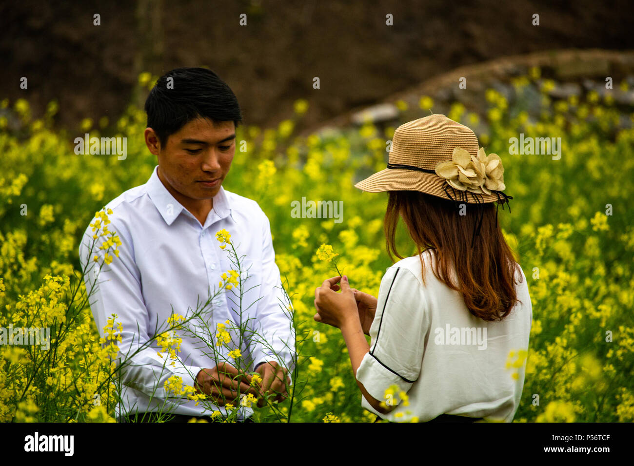 Ha Giang, Vietnam - Mars 18, 2018 Local : couple having a photoshooting à l'Quan Ba viewpoint Banque D'Images