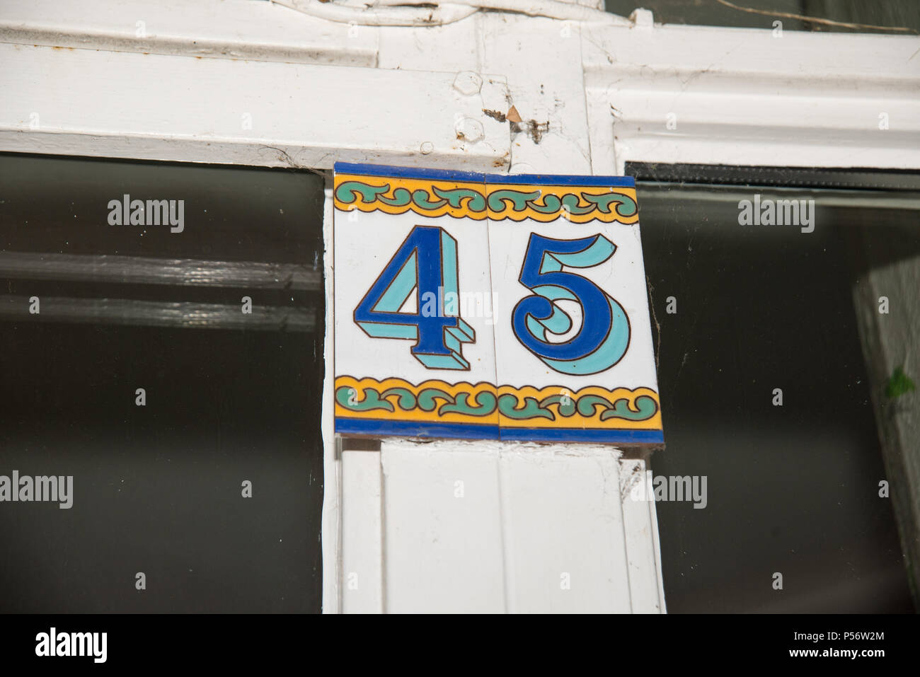 Maison de style méditerranéen nombre quarante cinq avec les chiffres en bleu Banque D'Images