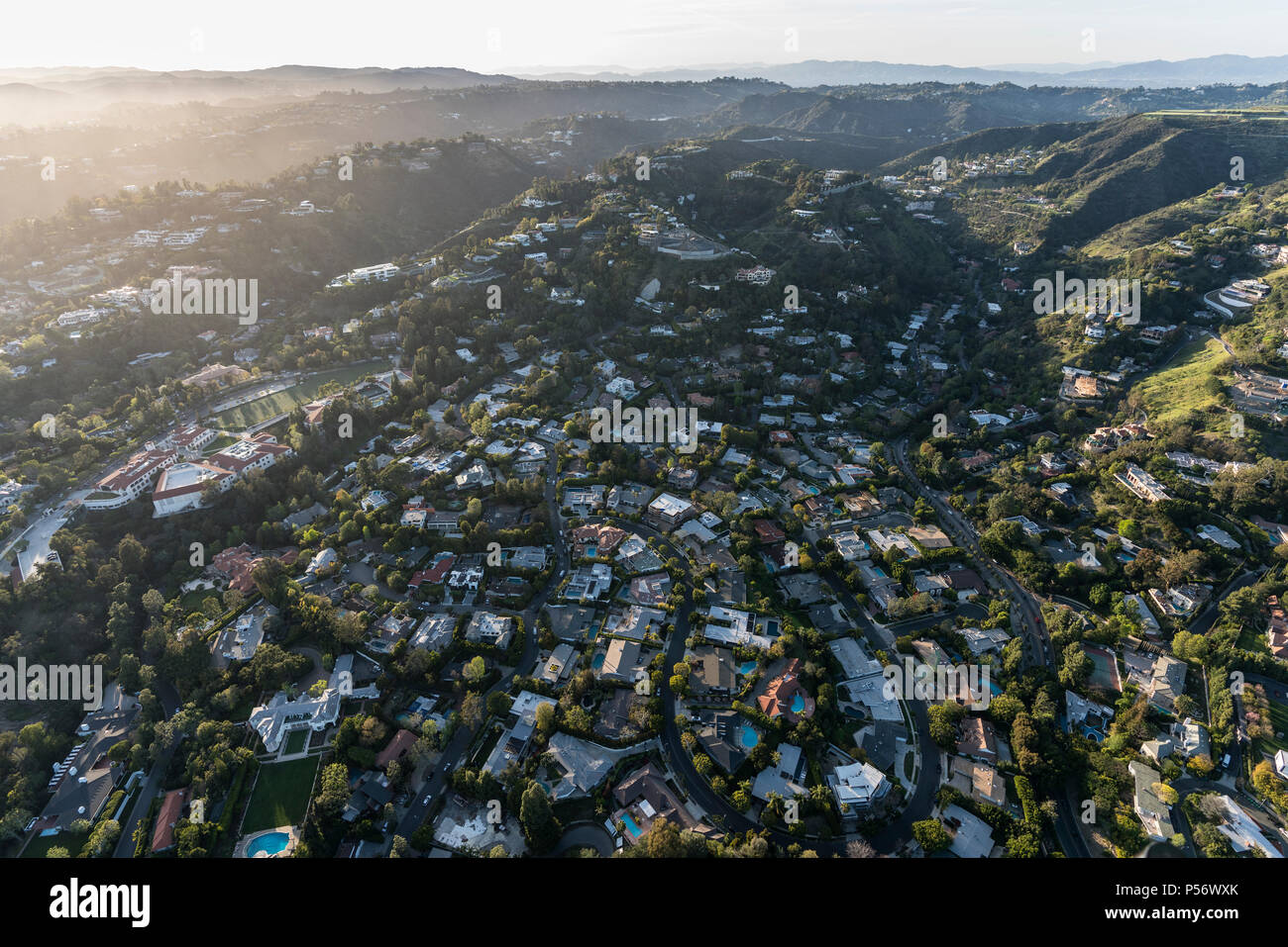 Vue aérienne de Holmby Hills et Benoît Canyon zones dans Beverly Hills et Los Angeles, en Californie. Banque D'Images