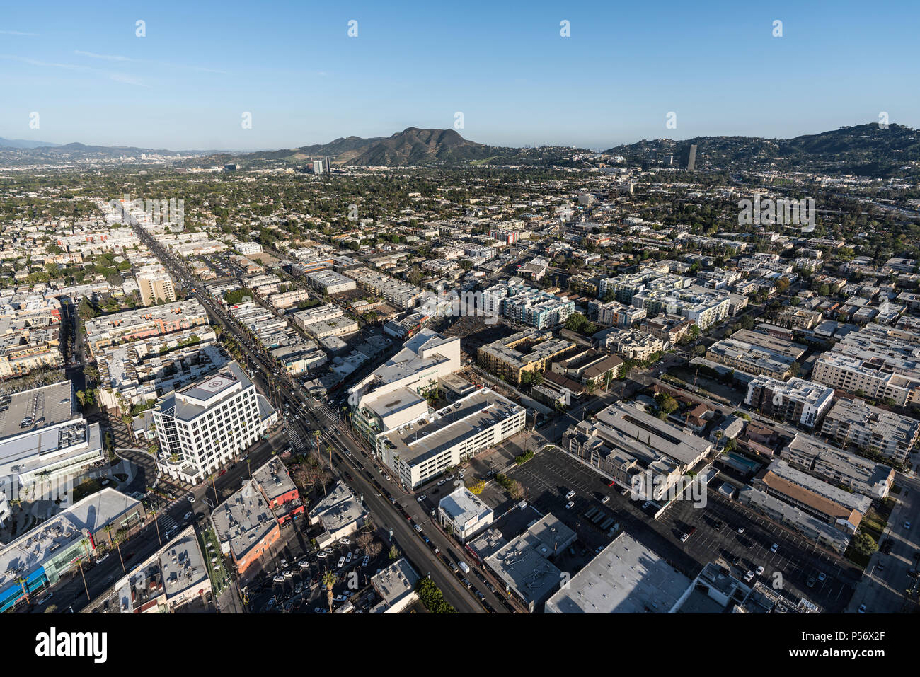 North Hollywood, Californie, USA - 18 Avril 2018 : vue aérienne vers Lankershim Blvd et Magnolia Blvd dans la vallée de San Fernando. Banque D'Images