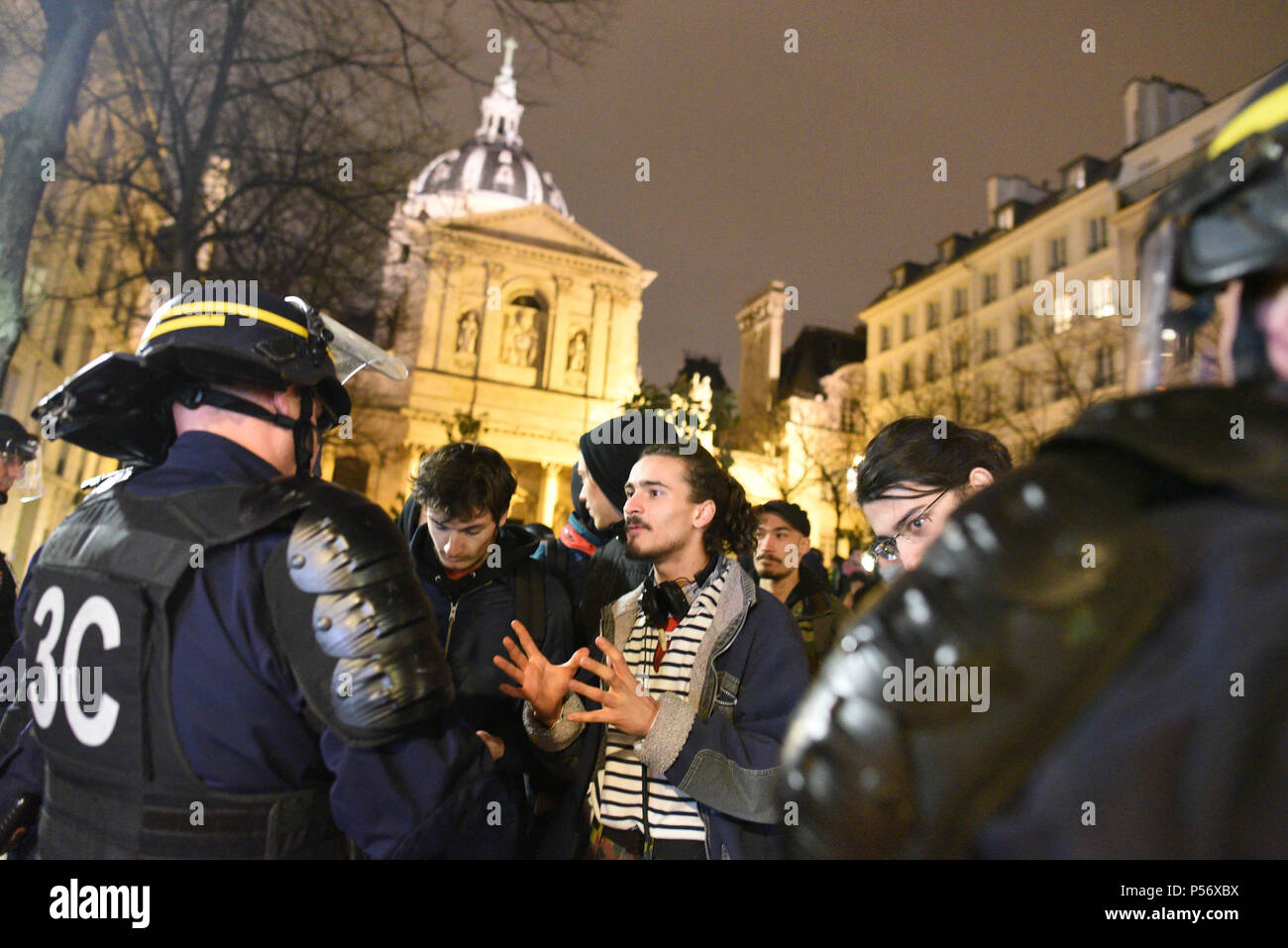 23 mars 2018 - Paris, France : la police anti-émeute française bloquer l'accès à l'Université de la Sorbonne, après des dizaines d'étudiants se sont rassemblés là pour protester contre l'évacuation violente d'étudiants occupant un amphithéâtre à l'Université de Montpellier dans le sud de la France. Des centaines de policiers anti-émeute ont été déployés dans le quartier, alors que les autorités s'inquiéter de mesures que l'écho des manifestations étudiantes de mai 68. Des CRS interviennent place de la Sorbonne pour une manifestation etudiante disperseurs. Les mois de mars et d'avril 2018 ont ete marques par une recrudescence de manifestations etudiantes et de Banque D'Images