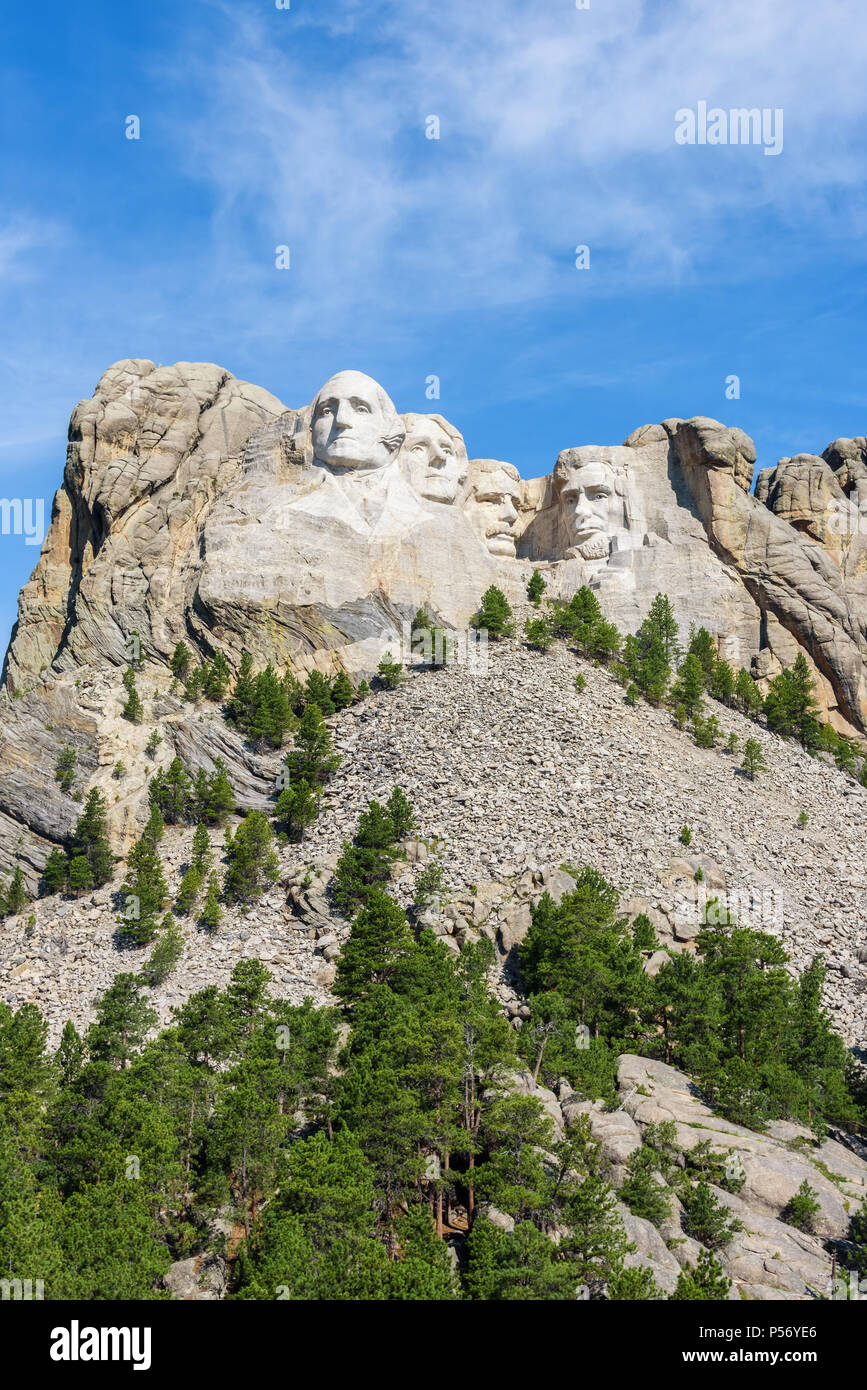 Mémorial National du Mont Rushmore, USA. Journée ensoleillée, ciel bleu. Disposition verticale. Banque D'Images