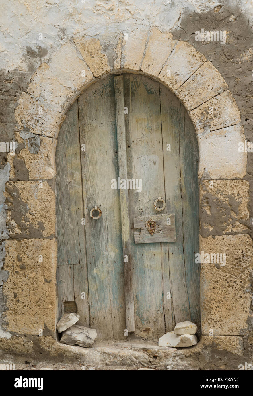 Arc en bois très ancienne porte en style arabe. La culture arabe et de l'architecture locale Banque D'Images