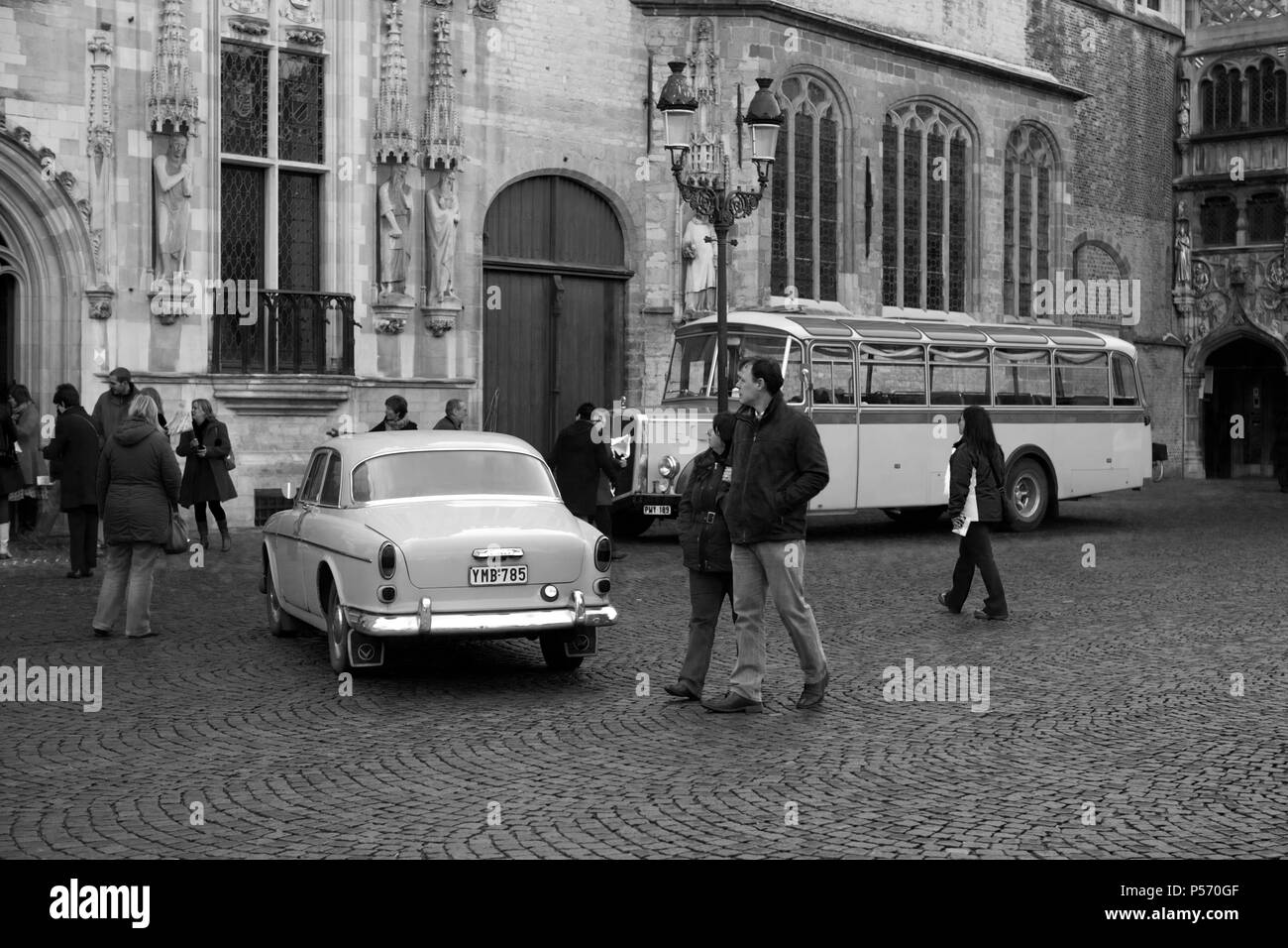 Les véhicules de mariage à l'extérieur de l'hôtel de ville (Stadhuis) de la place Burg, Bruges, Belgique. Version noir et blanc. Banque D'Images