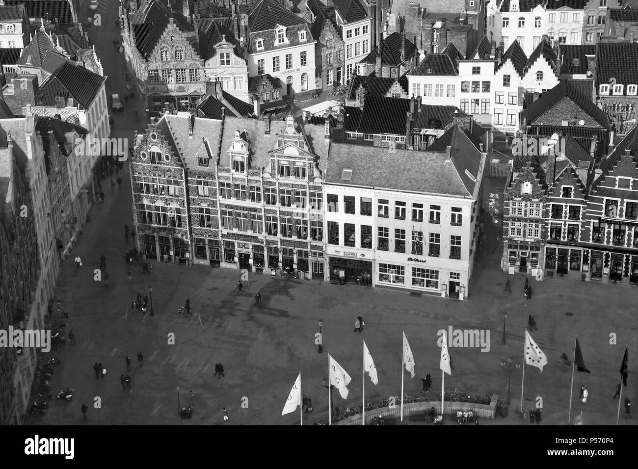 Vue aérienne sur les toits du Beffroi, Brugge, Belgique : montrant le Markt avec l'Eiermarkt derrière. Version noir et blanc Banque D'Images