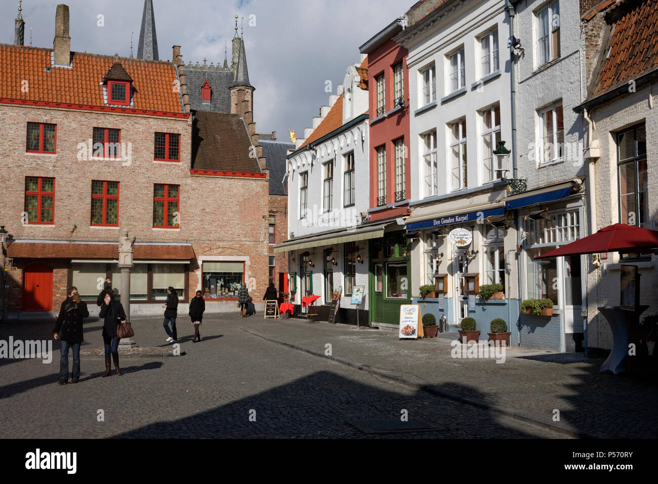 Huidenvettersplein, Brugge, Belgique : un beau petit square près du centre, entouré de restaurants et cafés Banque D'Images
