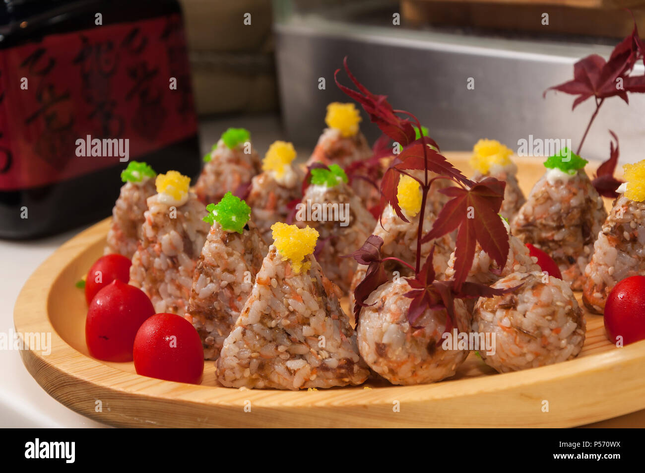 Balle de riz japonais onigiri sur plaque de bois Banque D'Images