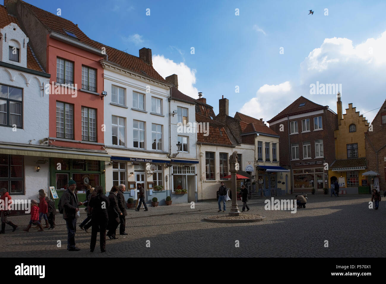 Huidenvettersplein, Brugge, Belgique : un petit carré magique très proche du centre, entouré de restaurants et cafés Banque D'Images