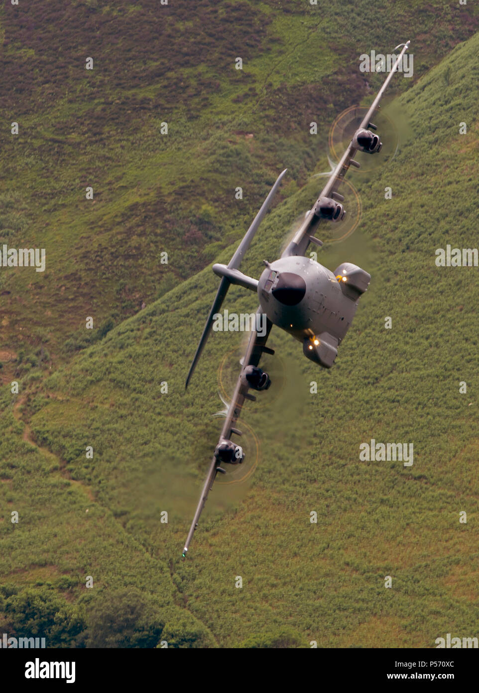 A400m Atlas RAF volant à faible niveau dans le domaine de la boucle de mach de galles (LFA7, zone 7) à basse altitude près de Snowdonia, Banque D'Images