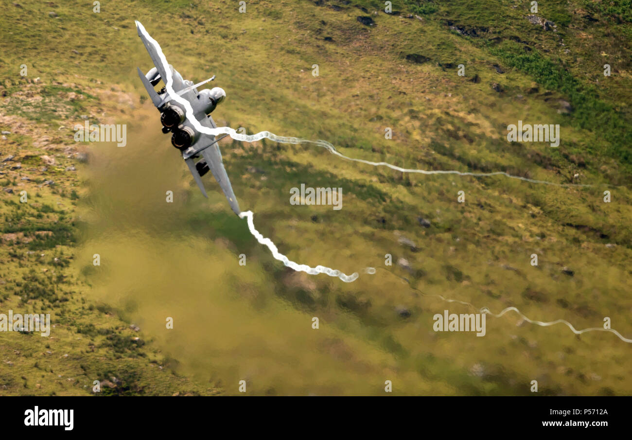 F-15E Strike Eagle de RAF Lakenheath 48th Fighter Wing, volant à faible niveau dans le domaine de la boucle de mach de galles (LFA7, zone 7) à basse altitude près de Snowdonia, Banque D'Images