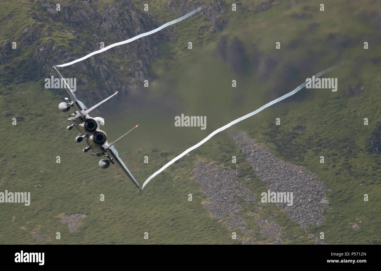 F-15E Strike Eagle de RAF Lakenheath 48th Fighter Wing, volant à faible niveau dans le domaine de la boucle de mach de galles (LFA7, zone 7) à basse altitude près de Snowdonia, Banque D'Images