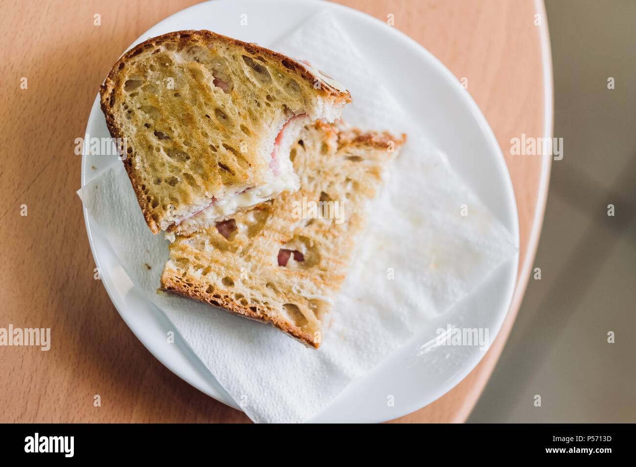 Toast fait maison avec fromage et jambon déjà mordu Banque D'Images