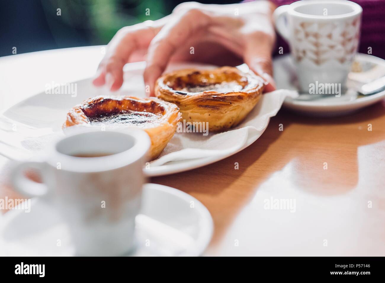 Atteindre la main de pâtisserie traditionnelle portugaise et du café Banque D'Images