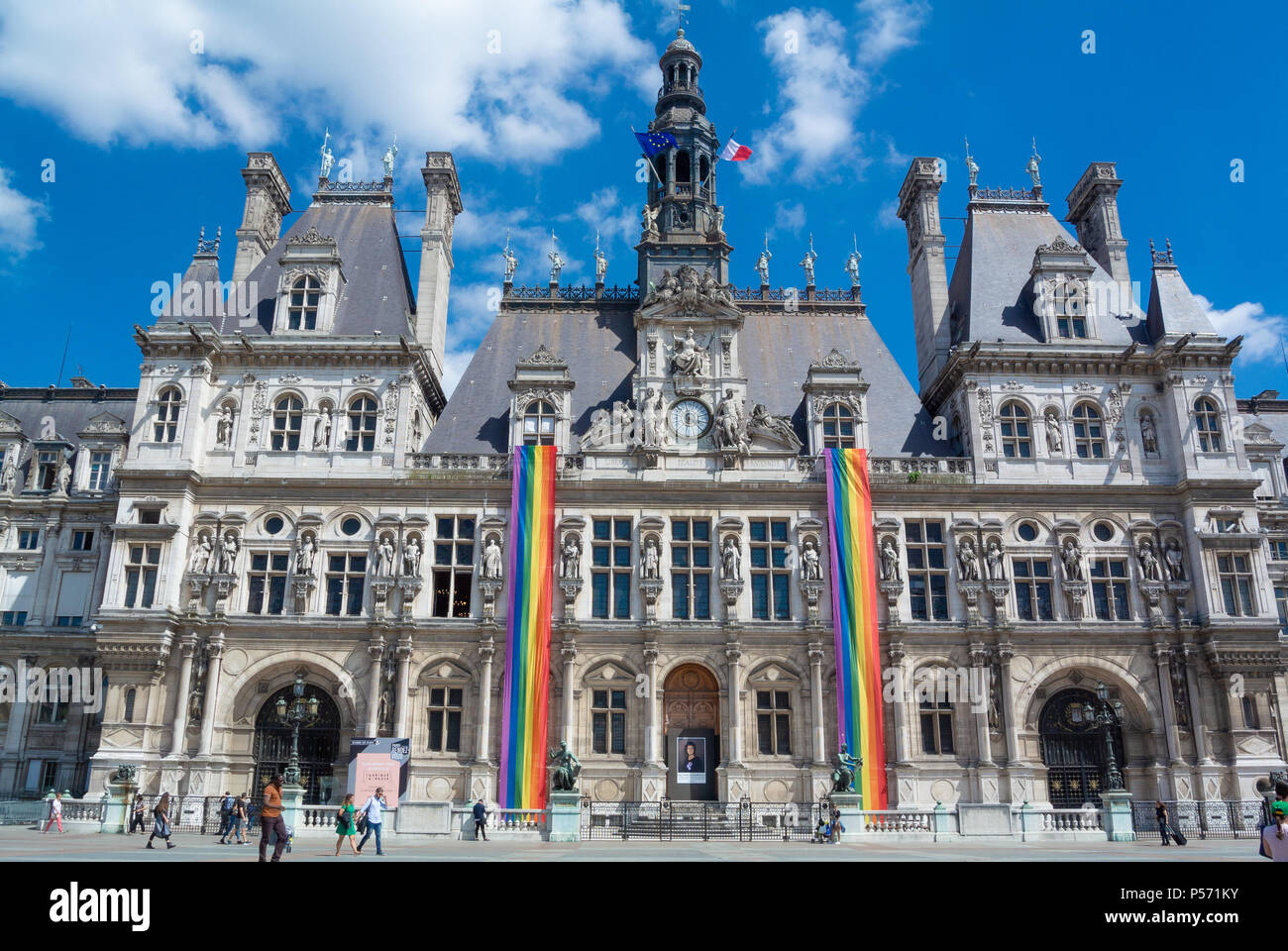 L'hôtel de ville, Hôtel de Ville avec des drapeaux arc-en-ciel pour la célébration de la gay pride 2018, Paris, France, Europe Banque D'Images