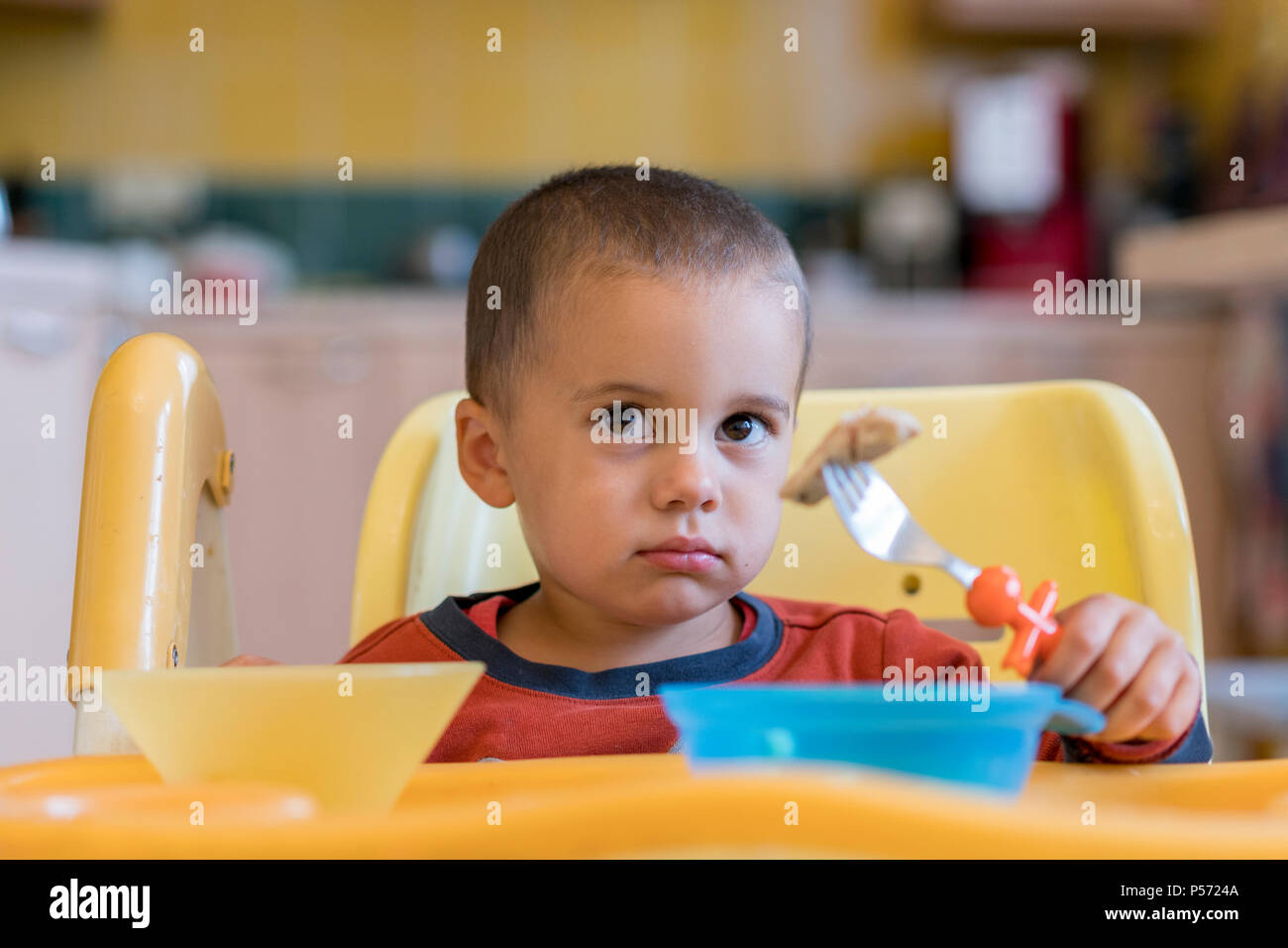 Le Garcon 2 Ans A Manger De La Viande Table Enfant Le Concept De L Independance De L Enfant Funny Enfant Dans Un Siege Bebe Photo Stock Alamy
