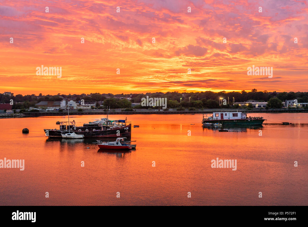 Or spectaculaire coucher de soleil sur la rivière Itchen à Northam, Southampton, England, UK Banque D'Images
