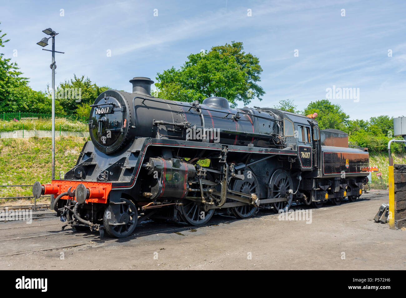 Locomotive à vapeur BR '4MT' 2-6-0 N° 76017 surnommé 'Mogul' à Ropley gare, Mi Hants Heritage Railway, Hampshire, England, UK Banque D'Images