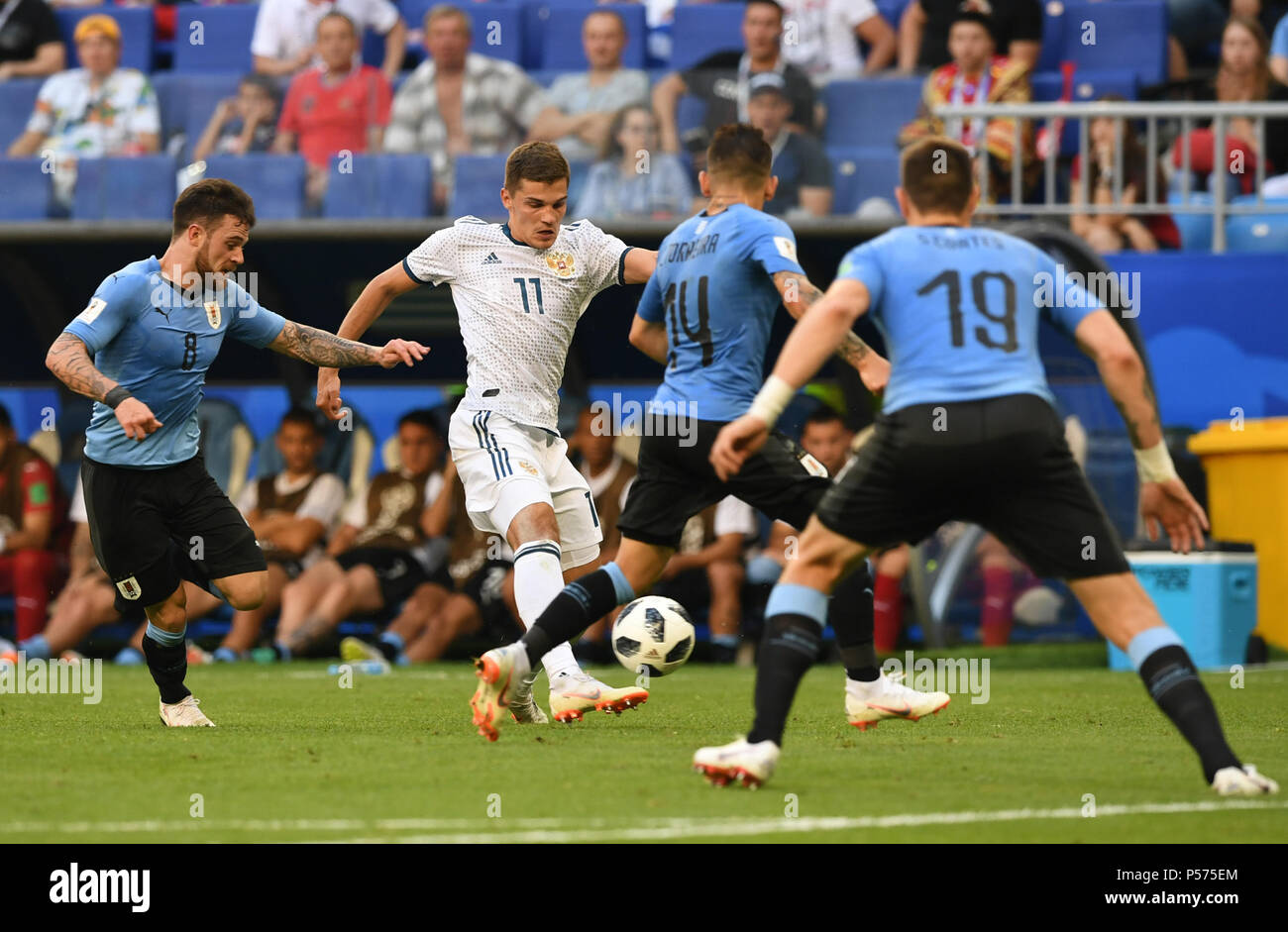 Samara, Russie. 25 Juin, 2018. Zobnin romain (2L) de la Russie est en compétition lors de la Coupe du Monde FIFA 2018 Group un match entre l'Uruguay et la Russie à Samara, Russie, 25 juin 2018. Crédit : Du Yu/Xinhua/Alamy Live News Banque D'Images