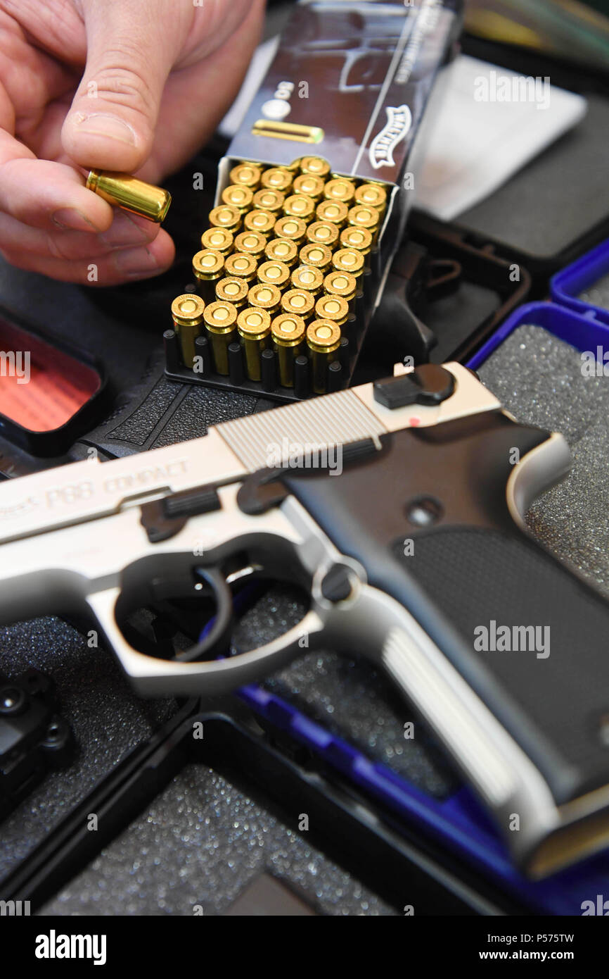 Allemagne, Karlsruhe. 13 Juin, 2018. Le magasin d'armes 'Waffen Rummer'  montre un Walther P88 compact calibre 9mm PAK, pistolet au fusil de chasse.  Il y a actuellement plus de 587 000 licences