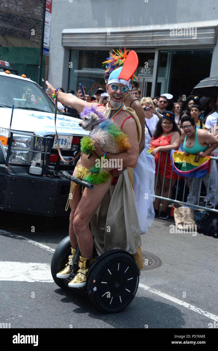 NEW YORK 24 Juin : Atmosphère arrive à la NYC Pride le 24 juin 2018 à New York. Personnes : Atmosphère Crédit : Hoo-me.com/MediaPunch Banque D'Images