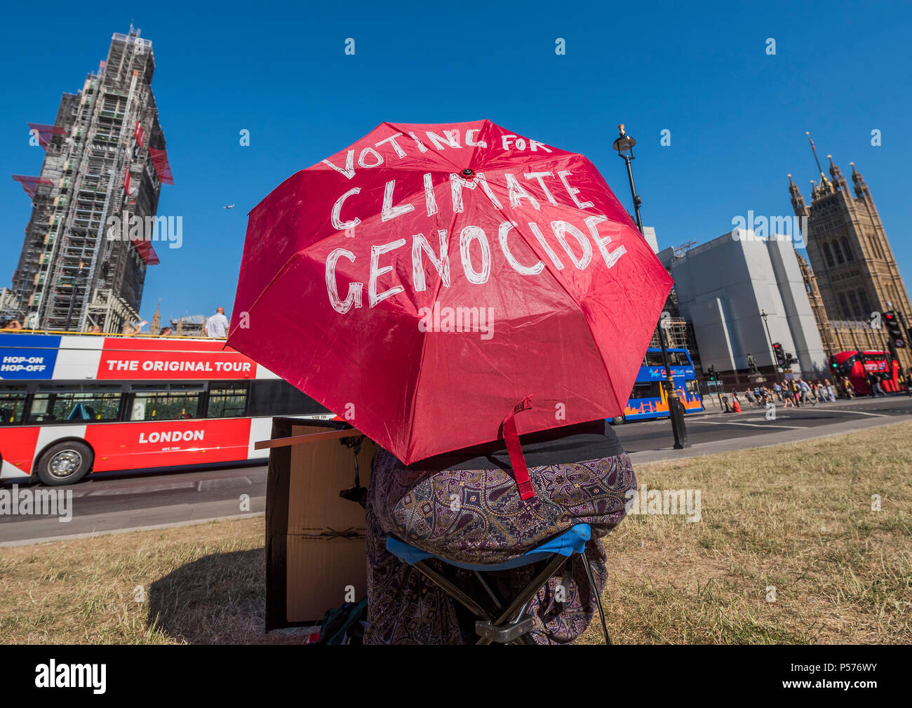 Londres, Royaume-Uni. 25 Jun, 2018. Un supporter un siège à brièvement pour un gréviste de la faim qui fait son point de vue sur la piste et le climat 'catastrophe' en général, surtout de son impact sur les régions les plus pauvres du monde - que le Parlement débat sur la troisième piste à Heathrow, à l'intérieur du hall des manifestants et de protestation à l'extérieur. Crédit : Guy Bell/Alamy Live News Banque D'Images