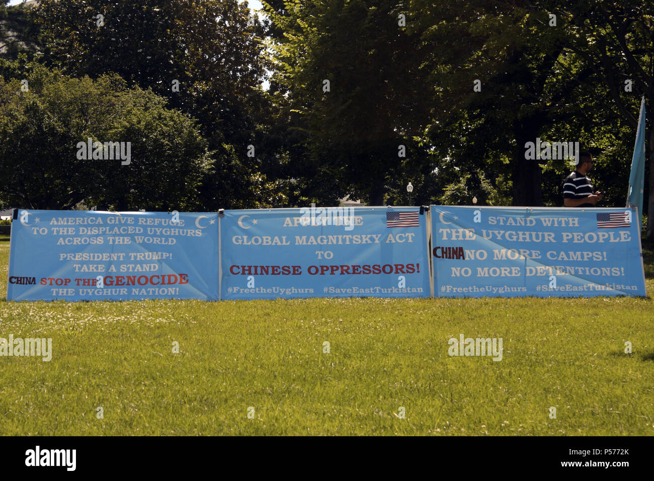 Washington, DC, USA. 25 Juin, 2018. Plusieurs signes, certains avec le drapeau américain et/ou le drapeau du Turkestan oriental sur eux ainsi que des phrases telles que, ''Nord donner refuge aux Ouighours déplacées à travers le monde'' et ''Président Trump ! Prendre un stand'''' et ''appliquer la loi à l'échelle mondiale magnitsky oppresseurs chinois'' vu mis sur la pelouse à l'Est du bâtiment du Capitole à Washington, DC. Credit : Evan Golub/ZUMA/Alamy Fil Live News Banque D'Images