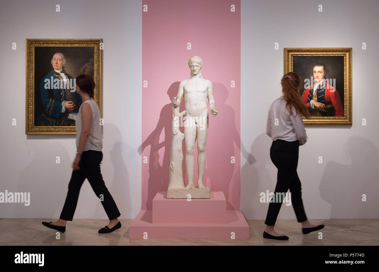 Robilant & Voena, Dover Street, London, UK. 25 Juin, 2018. Exposition de portraits de la société est affiché avant le début de la Semaine de l'Art de Londres à St James et Mayfair galeries où des travaux importants sont à l'écran par les marchands d'art majeur. La Semaine de l'art se déroule du 29 juin au 6 juillet 2018. Photo : Portrait de William Rouet, 1763 par Louis Gabriel Blanchet, Portrait de George Craster par Pompeo Batoni avec romain en marbre classique de l'Apollo Vescovali. Credit : Malcolm Park/Alamy Live News. Banque D'Images