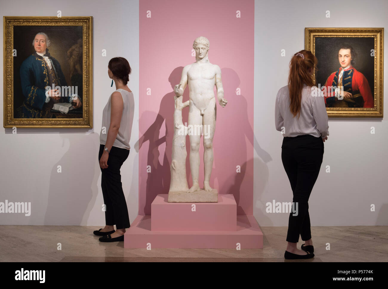 Robilant & Voena, Dover Street, London, UK. 25 Juin, 2018. Exposition de portraits de la société est affiché avant le début de la Semaine de l'Art de Londres à St James et Mayfair galeries où des travaux importants sont à l'écran par les marchands d'art majeur. La Semaine de l'art se déroule du 29 juin au 6 juillet 2018. Photo : Portrait de William Rouet, 1763 par Louis Gabriel Blanchet, Portrait de George Craster par Pompeo Batoni avec romain en marbre classique de l'Apollo Vescovali. Credit : Malcolm Park/Alamy Live News. Banque D'Images