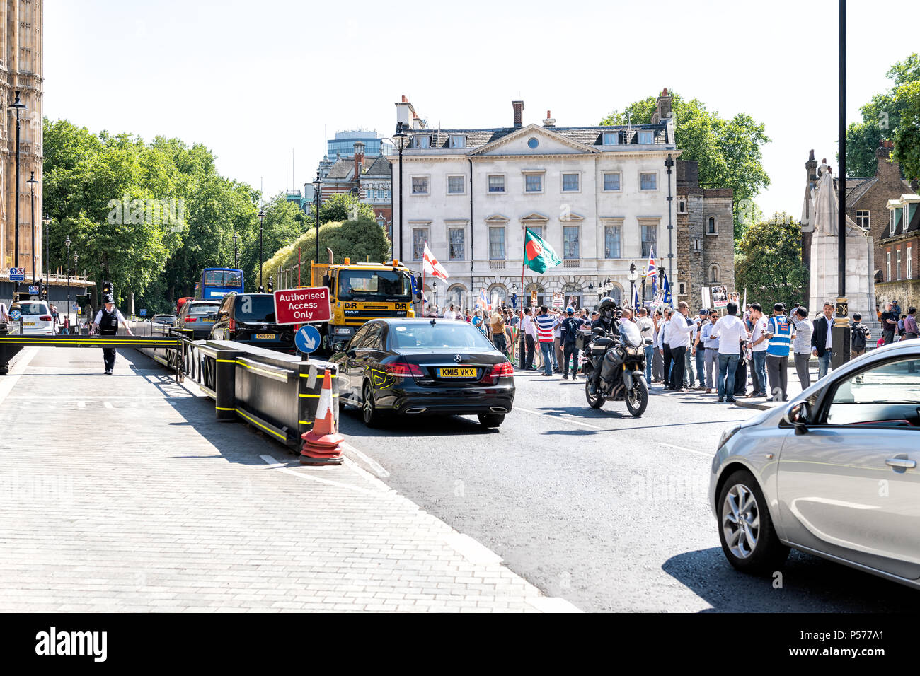 Londres, Royaume-Uni - 25 juin 2018 : les gens, les hommes au Bangladesh protester au Royaume-Uni, Angleterre par Westminster Palace, panneaux, drapeaux, des agents de police les agents de sécurité Crédit : Andriy Blokhin/Alamy Live News Banque D'Images