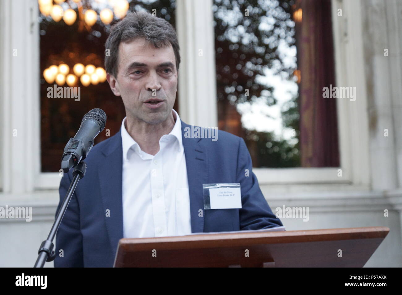 Londres, Royaume-Uni. 25 Juin, 2018. Tom parle de frein au Club Libéral National Réception diplomatique. MP libéral-démocrate pour Carshalton et Wallington, Tom Brake, a prononcé un discours lors de la réception à l'diplomatique annuel Club libéral national, indiquant que Brexit a promis d'être semé d'embûches, citant l'industrie de la pêche comme un exemple de problèmes imprévus liés à l'accès au marché et la pêche dans les eaux de l'UE, c.-à-d'Irlande. Crédit : Peter Hogan/Alamy Live News Banque D'Images