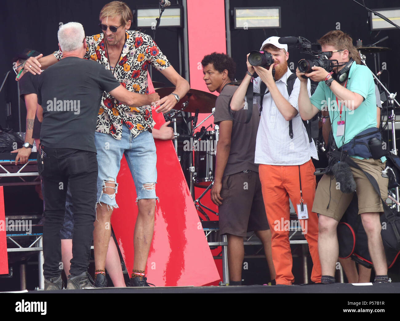 Île de Wight Samedi 23 Juin 2018 GV de l'Isle of Wight Festival 2018 Comprend Peter Crouch coups de ballons dans le ciel du secteur MUEH Jessie J,or,Robe de Soirée,Fumigènes mis en valeur de la Crow,Liam Gallagher, qui a refusé de jouer en tant que le revêtement intérieur le dimanche qu'il voulait rester à la maison et regarder la dernière football.©UKNI Banque D'Images