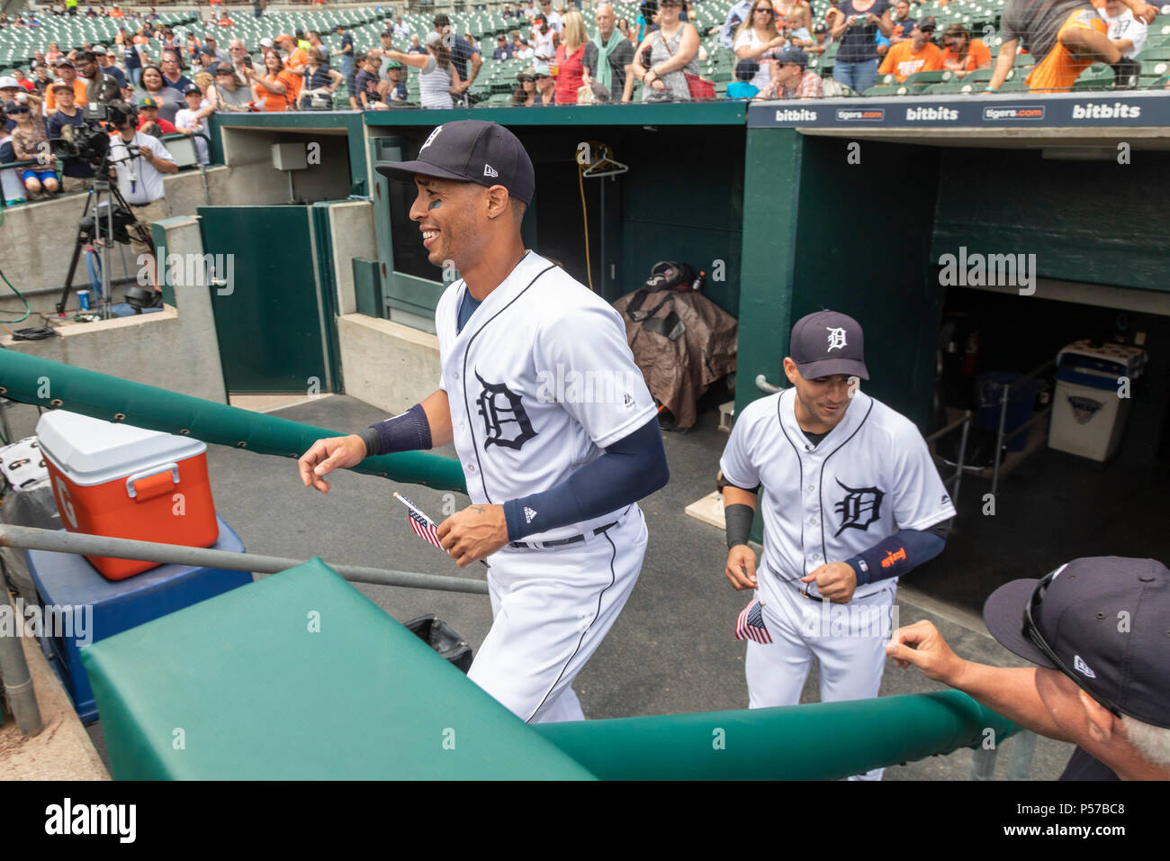 Detroit, Michigan, USA - 25 juin 2018 - champ centre Detroit Tigers Leonys Martín (à gauche) et shortshop Jose Iglesias laisser les Tigres de l'étang pour une cérémonie où ils ont prêté serment en tant que citoyens des États-Unis. Les deux joueurs ont déserté à partir de Cuba. Crédit : Jim West/Alamy Live News Banque D'Images