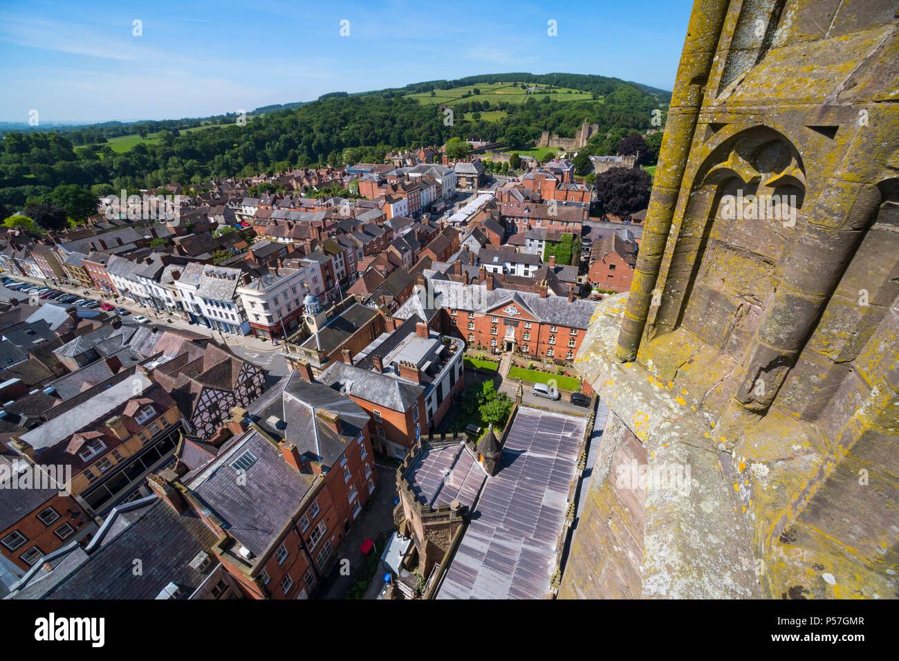 Avis de Ludlow et la campagne environnante vu de la tour de l'église St Laurence, Ludlow, Shropshire. Banque D'Images