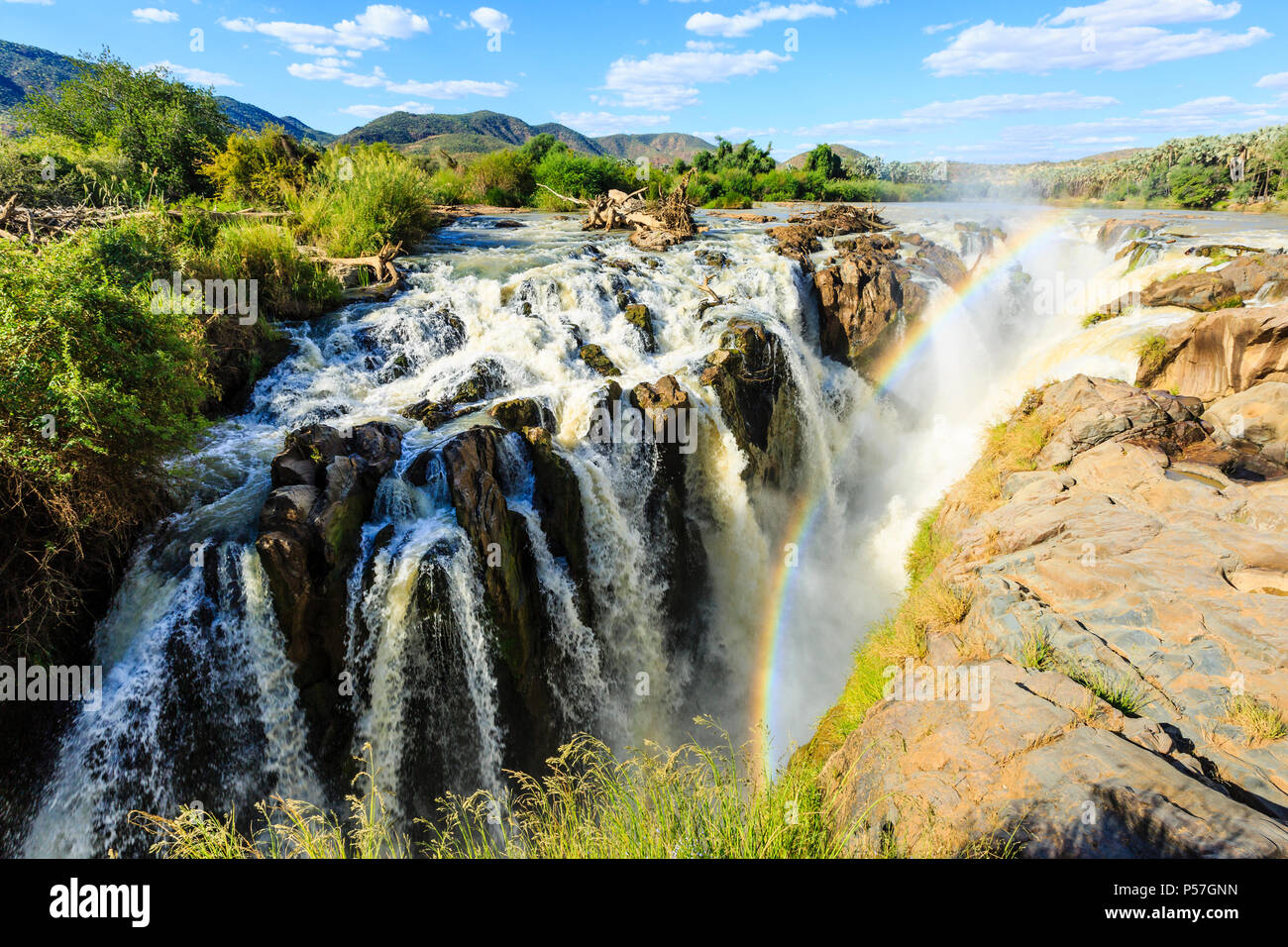 Arc-en-ciel au-dessus d'une chute d'Epupa Falls, région de Kunene Kaokoveld, Namibie, Banque D'Images