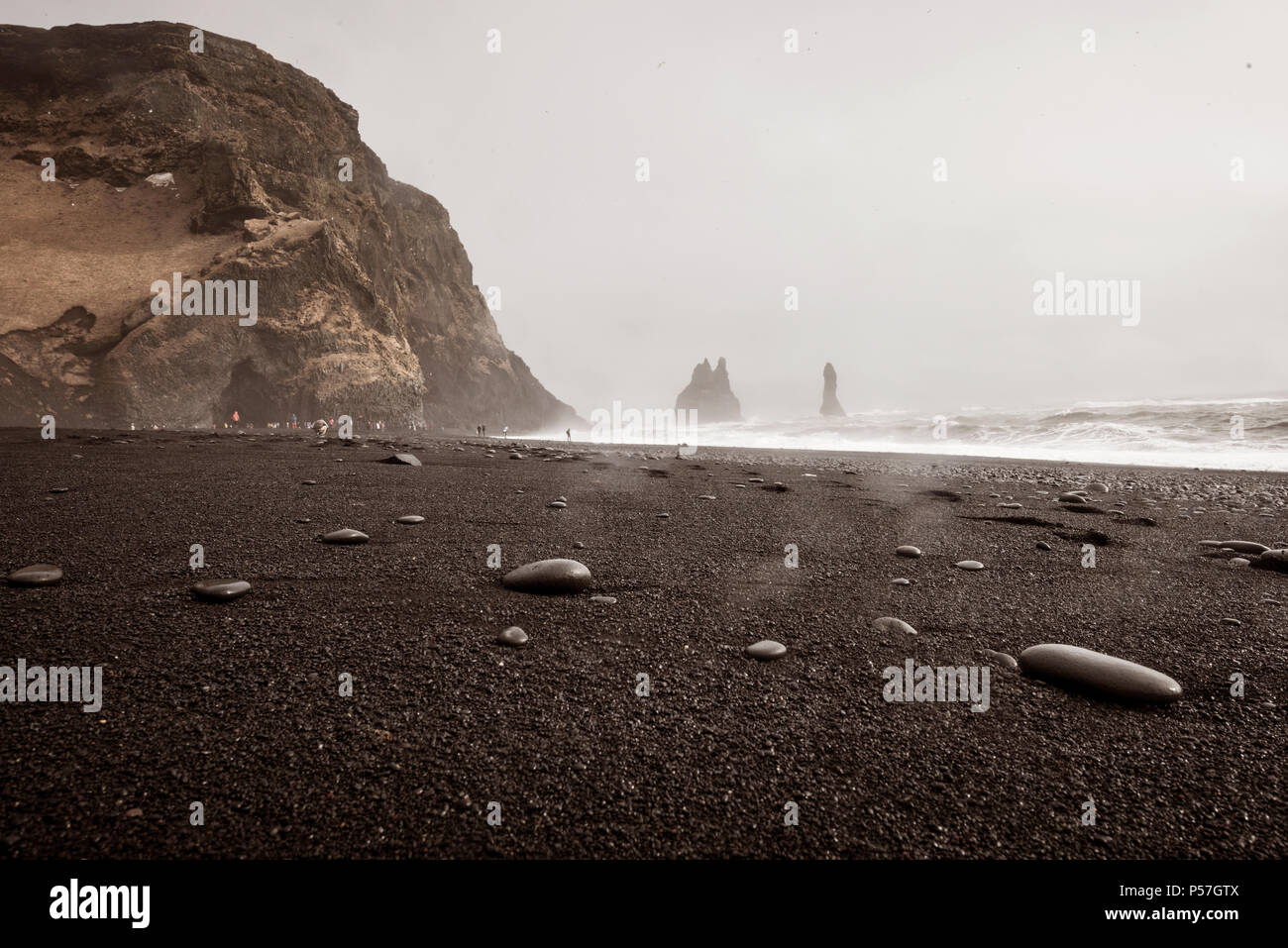 Plage de sable noir, mauvais temps, la plage de Reynisfjara qui jouit le sud de l'Islande, Islande Banque D'Images