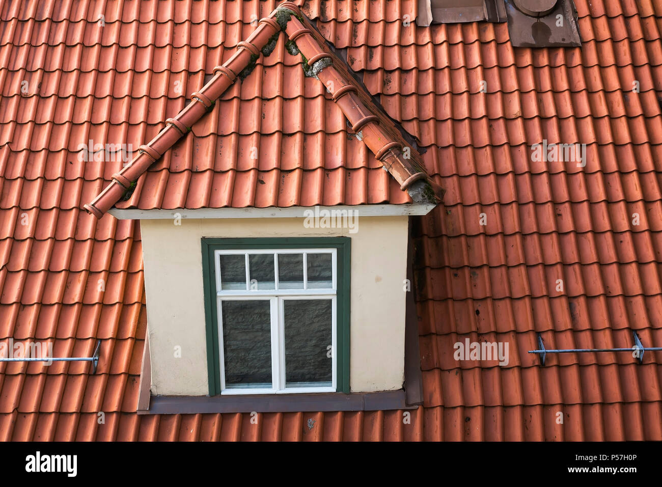 Vue de dessus de lucarne sur le toit en terre cuite ancien immeuble résidentiel de, Tallinn, Estonie Banque D'Images