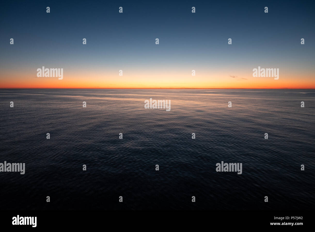 Paysage vide avec une mer calme et pittoresque coucher du soleil dans le golfe de Finlande Banque D'Images Paysage vide avec une mer calme et pittoresque coucher du soleil dans le golfe de Finlande Banque D'Images