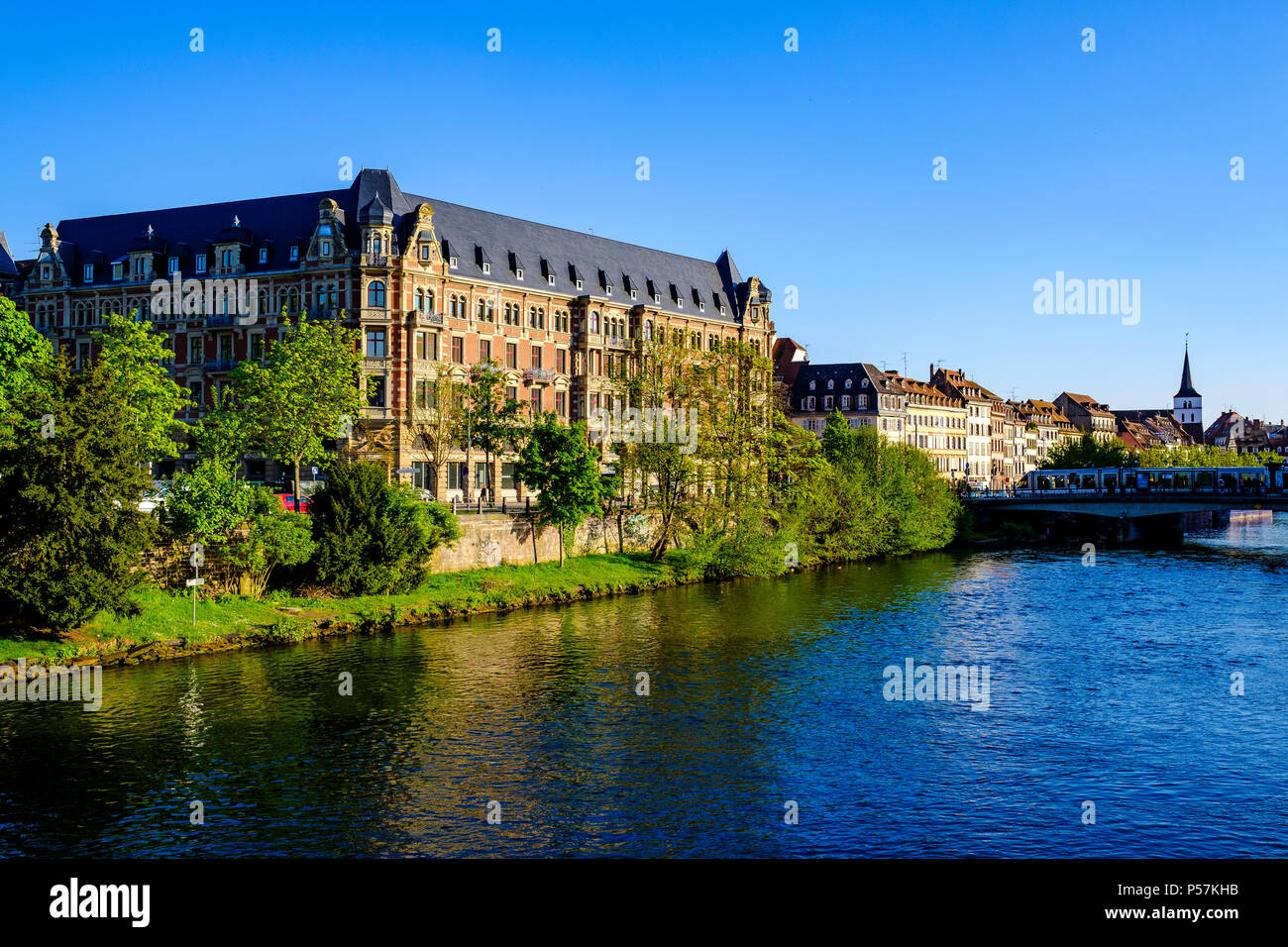 Gallia, résidence étudiante, hébergement en dortoir, maisons au bord de l'Ill, perspective, Strasbourg, Alsace, France, Europe, Banque D'Images