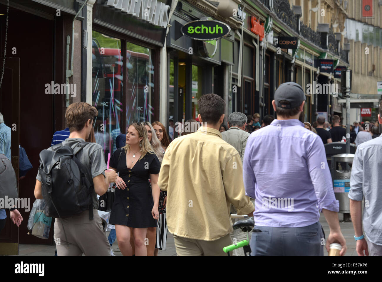 Consommateurs et aux touristes à pied le long de la rue de la Madeleine, rue Oxford où des détaillants, y compris les supermarchés Sainsbury's, Tesco local Metro, le service de r Banque D'Images