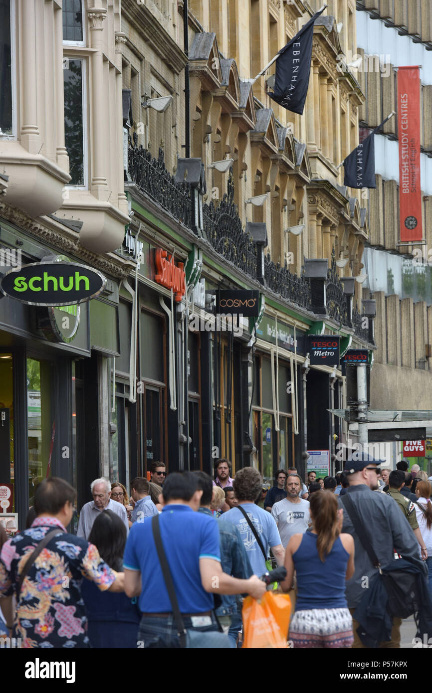 Consommateurs et aux touristes à pied le long de la rue de la Madeleine, rue Oxford où des détaillants, y compris les supermarchés Sainsbury's, Tesco local Metro, le service de r Banque D'Images