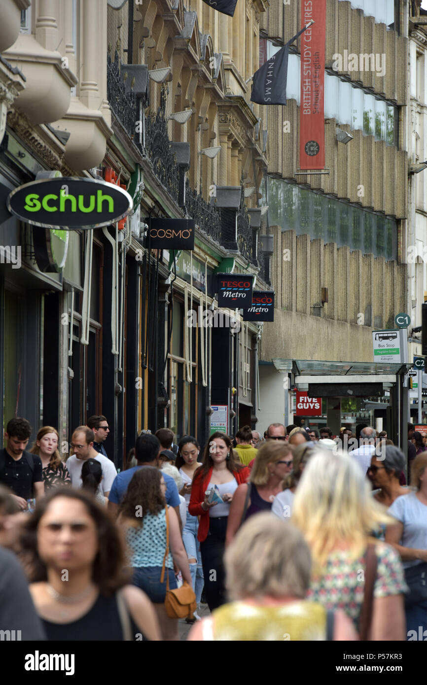 Consommateurs et aux touristes à pied le long de la rue de la Madeleine, rue Oxford où des détaillants, y compris les supermarchés Sainsbury's, Tesco local Metro, le service de r Banque D'Images