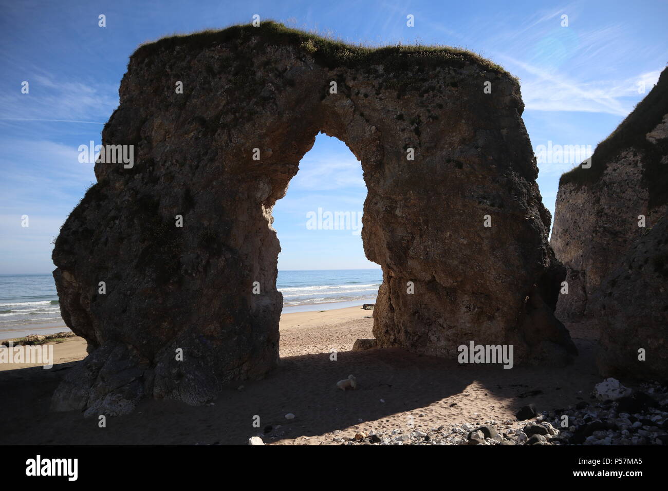Grotte de plage avec une vue Portrush Banque D'Images